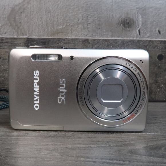 Olympus Stylus 5010 14MP 5x Zoom 4.7-23.5mm 1:2.8-6.5 - Picture 2 of 7